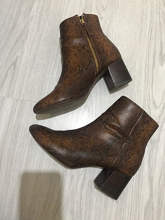 Stradivarius 37 numara yılan desen bot