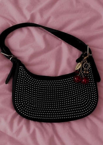 Bershka Siklik Ve Zarafet Kirazli Charm