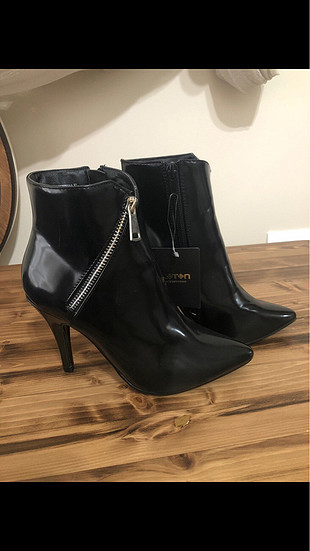 Etiketli sıfır üründür. Fermuar detaylı, topuklu bootie, fakat t