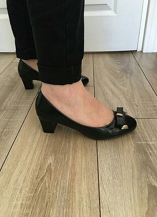 Kısa topuklu ayakkabı