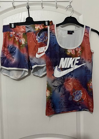Nike Cicek Desenli Spor Takim