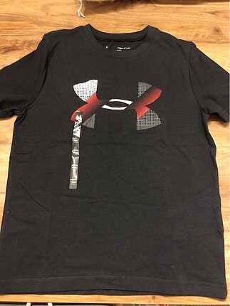 etiketi üstünde orjinal under armour heatgear marka çocuk tişört