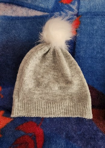 kız çocuk Gri ve Beyaz Kürklü Ponponlu Bere - Görsel 2