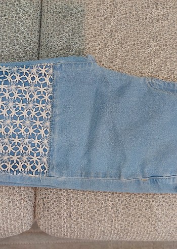 Dantel Detaylı Nakışlı Kısa Mavi Kot Pantolon - Görsel 2