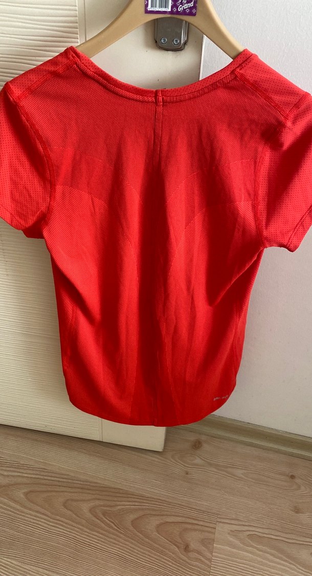 Nike Kırmızı Spor Tişört — görsel 2/4