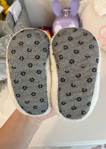 Nakışlı Beyaz Kürklü Kız Çocuk Ev Terliği - Görsel 2