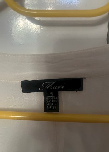 V Yaka Beyaz Düğmeli Kadın Gömlek - Görsel 3