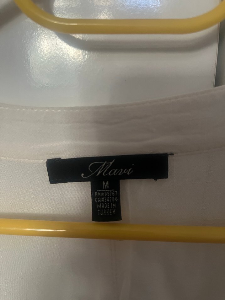 V Yaka Beyaz Düğmeli Kadın Gömlek - Görsel 3