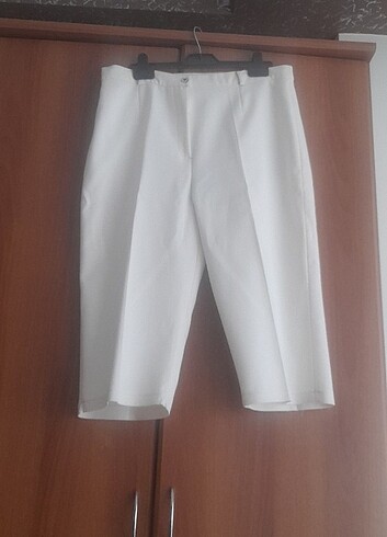 Beyaz kısa pantalon