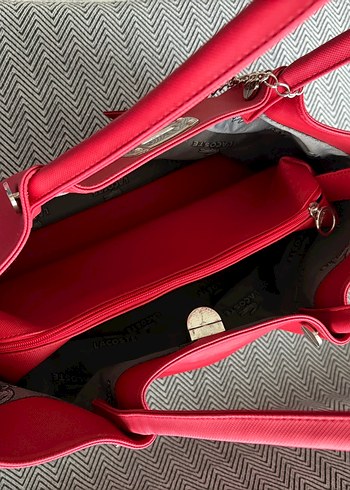 Klasik Şıklık Kırmızı Zincir Detaylı Deri Çanta - Görsel 4