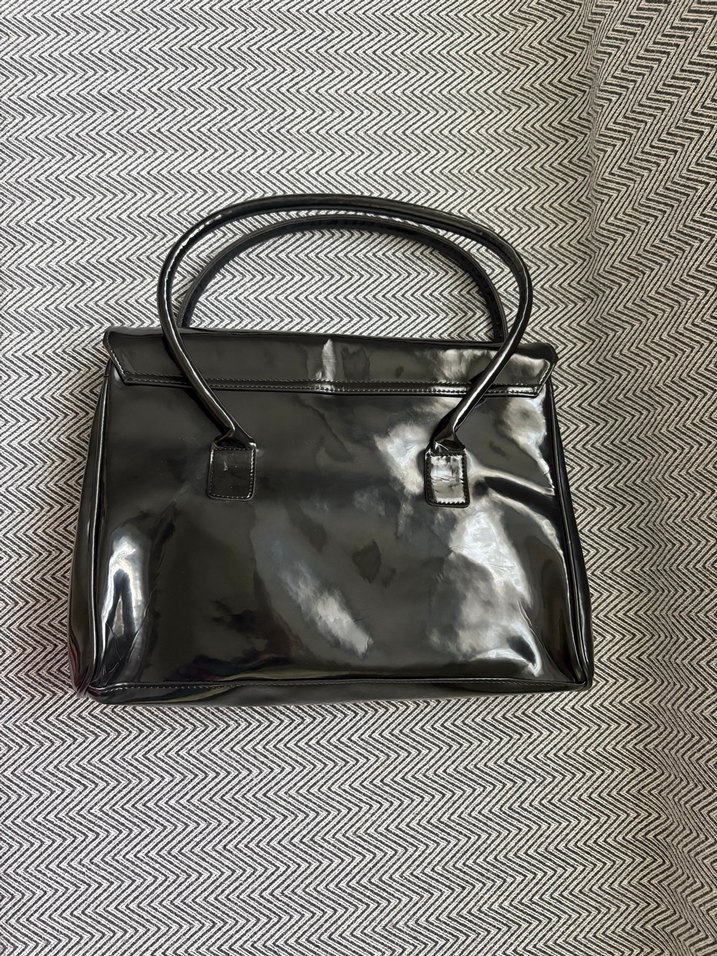 Siyah Parlak Deri Tokalı Kadın Çanta - Görsel 3