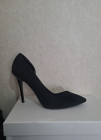 İnce topuklu stiletto ayakkabı