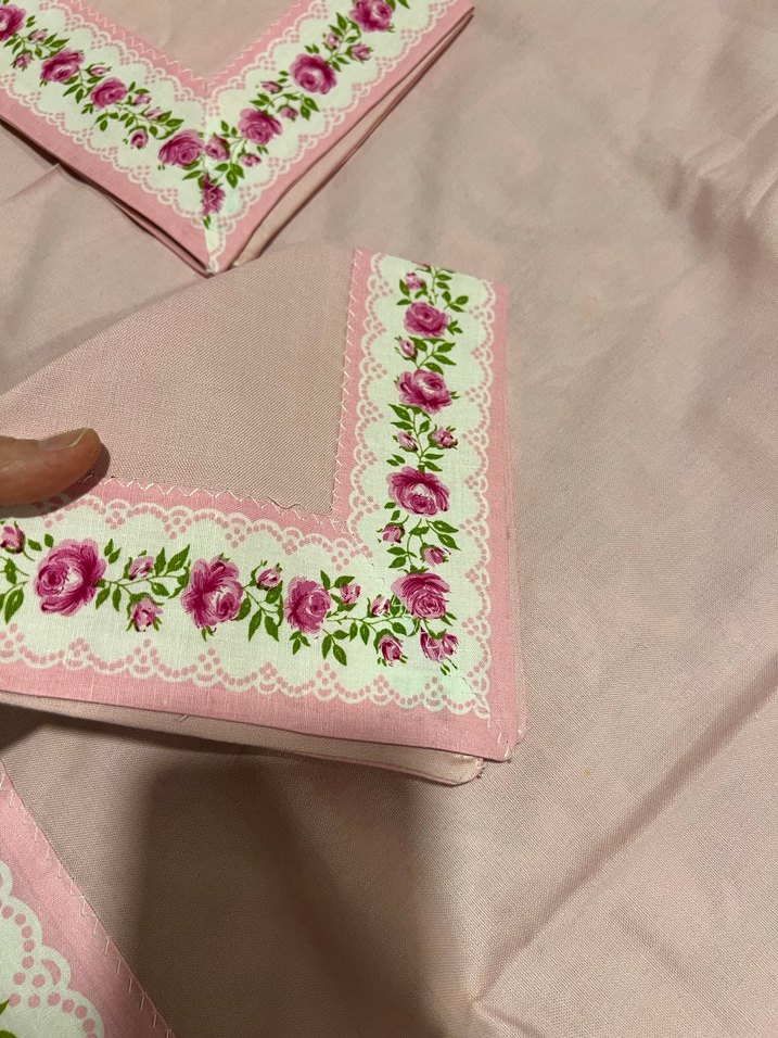 Pembe İşlemeli Masa Örtüsü Seti - Görsel 4