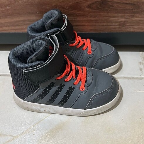24 Beden Adidas erkek çocuk bot