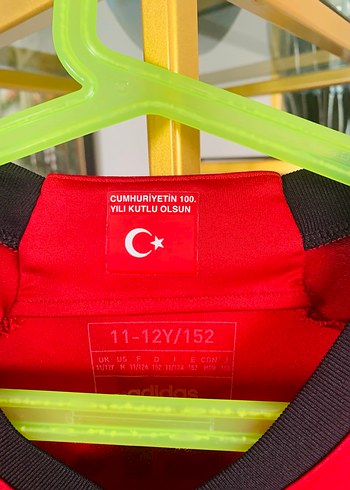 Kırmızı Erkek Kısa Kollu Beşiktaş Ernest Muci Forma 23-24 sezonu - Görsel 5