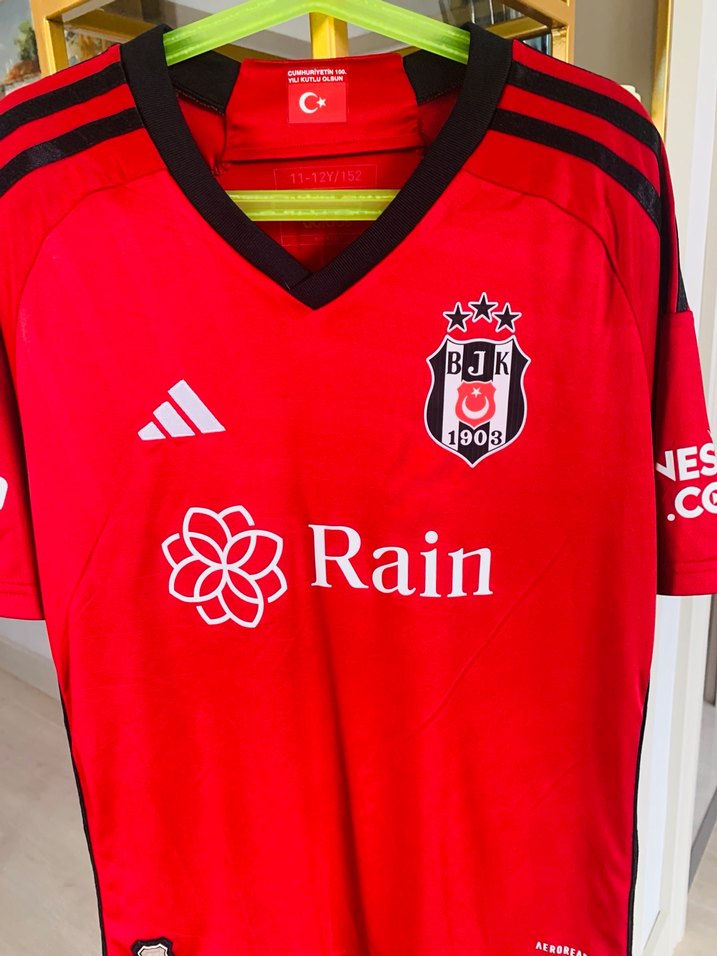 Kırmızı Erkek Kısa Kollu Beşiktaş Ernest Muci Forma 23-24 sezonu - Görsel 2