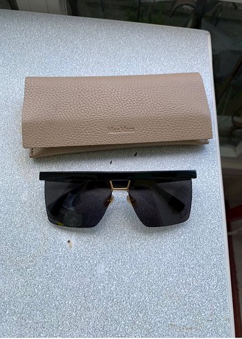 Max Mara Sehir Stiline Uygun Siyah Gunes Gozlugu