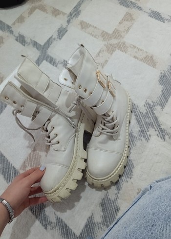 Zara Sehir Stiline Uygun Beyaz Bagcikli Bot