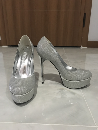 Yüksek topuk gümüş stiletto