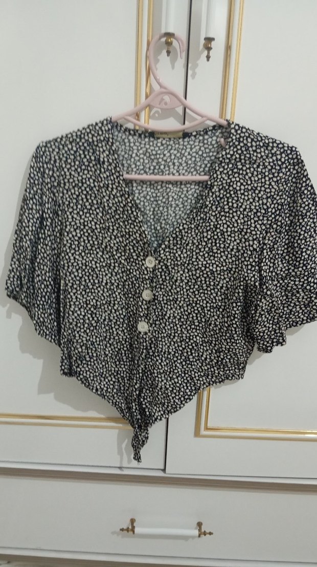 Düğmeli V Yaka Gri Kısa Kollu Bluz - Görsel 2