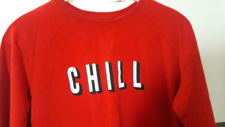 kırmızı üzeri chill yazı baskılı rahat sweat