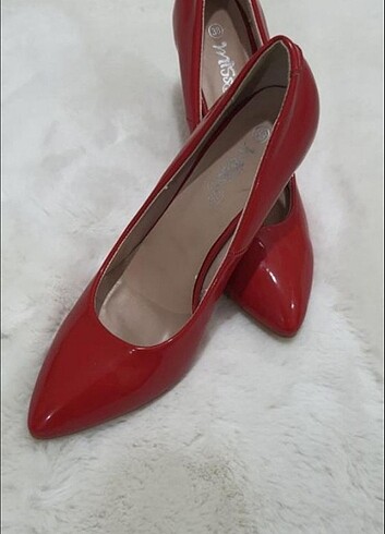 Kırmızı stiletto 
