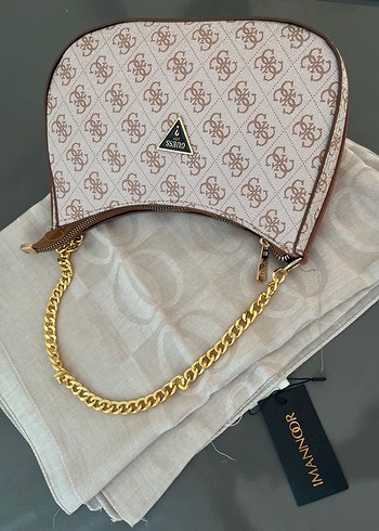 Guess Bej Monogramli Altin Zincirli Sik Canta