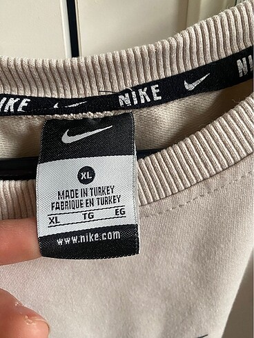 xl Beden Nike krem rengi