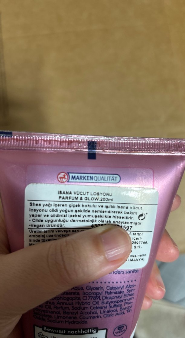 Isana Parfümlü ve Işıltılı Vücut Losyonu - Görsel 4