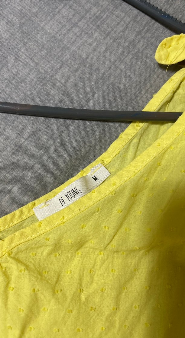 Sarı Kolsuz V Yaka Fırfırlı Bluz - Görsel 2