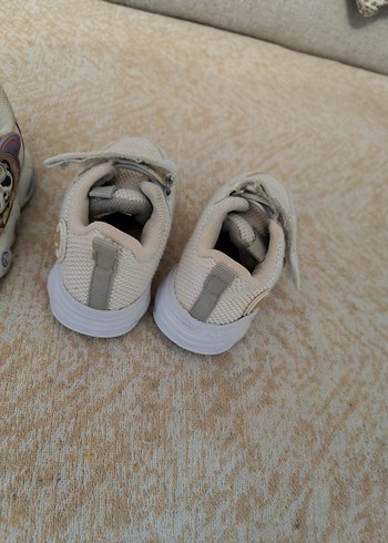 beyaz ve pembe ayakkabı. - Görsel 2