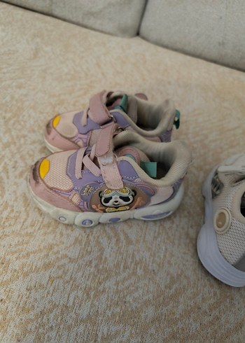 beyaz ve pembe ayakkabı. - Görsel 3