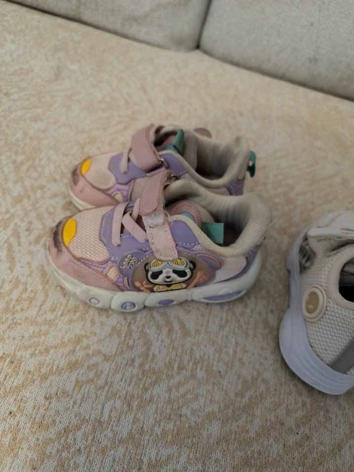 beyaz ve pembe ayakkabı. - Görsel 3