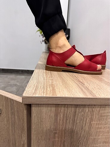 Kırmızı yumuşak deri sandalet