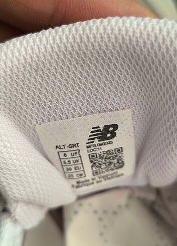 42 Beden beyaz Renk New Balance 9060