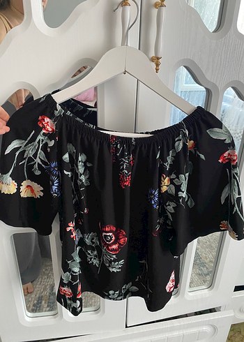 Diğer Romantik Cicekli Siyah Omzu Acik Bluz