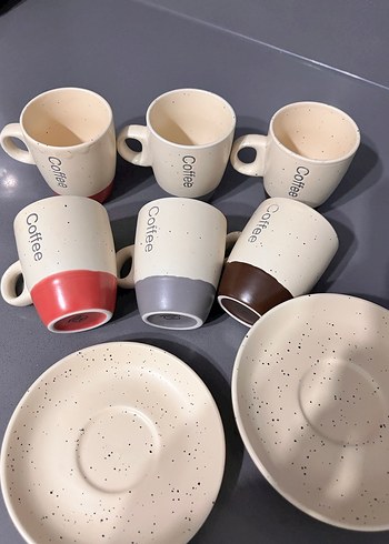 Renkli Tabanlı Bej Kahve Fincanları - Görsel 2