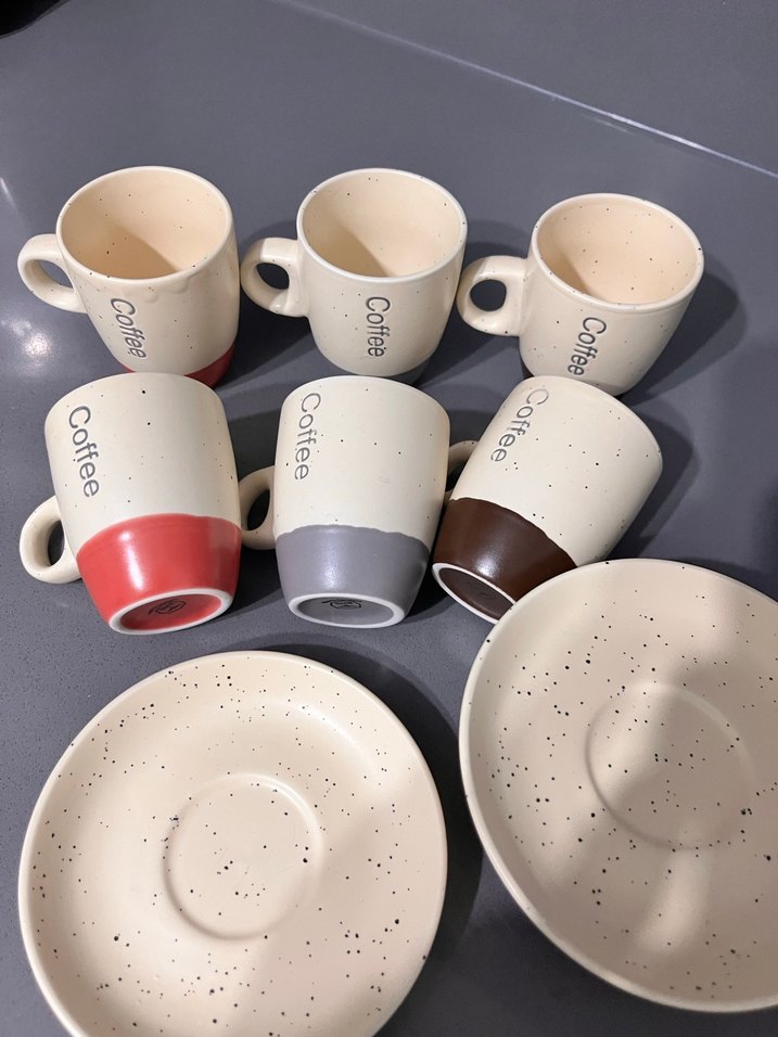 Renkli Tabanlı Bej Kahve Fincanları - Görsel 2