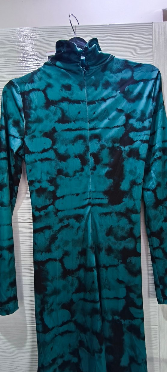 Şıklık ve Rahatlık: Turkuaz Siyah Tulürlü Mini  Bodycon  Elbise — görsel 4/5