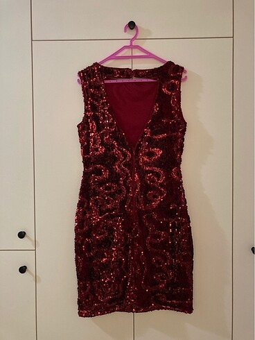 Bordo pullu gece elbisesi