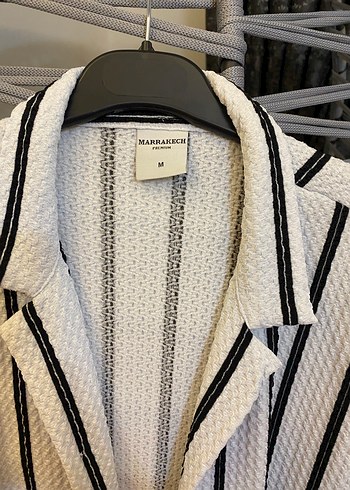 Erkek Beyaz Gri Çizgili Kısa Kollu Gömlek - Görsel 2