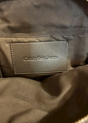 Calvin Klein Jeans Gri Deri Çapraz Çanta - Görsel 3