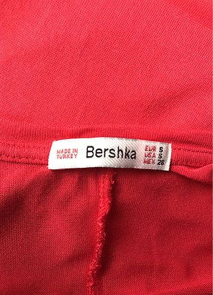 Bershka Yandan yırtmaçlı elbise 