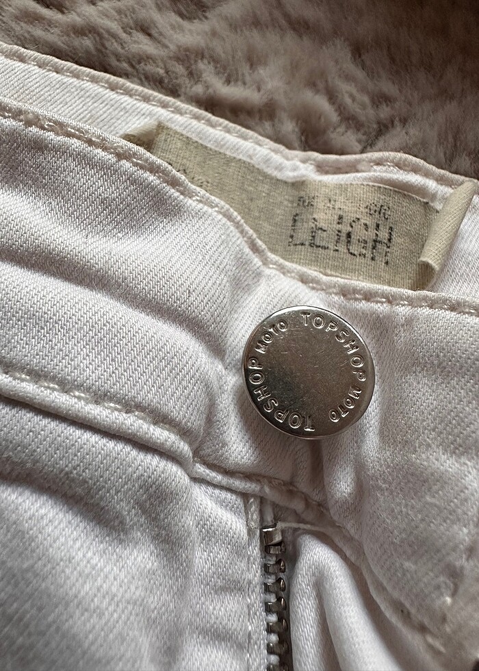 Yırtık kot pantolon - Görsel 2