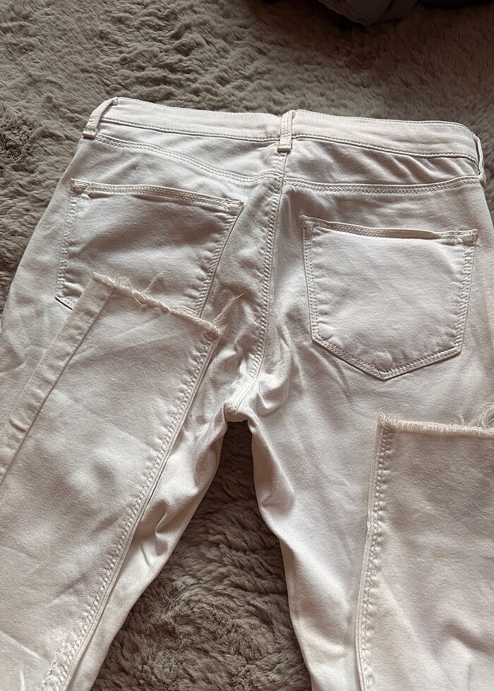 Yırtık kot pantolon - Görsel 3