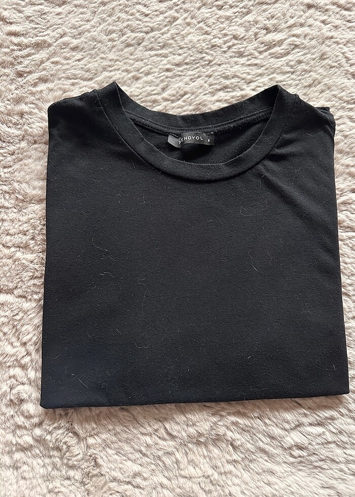 Siyah vatkalı görünümlü tişört - Görsel 2