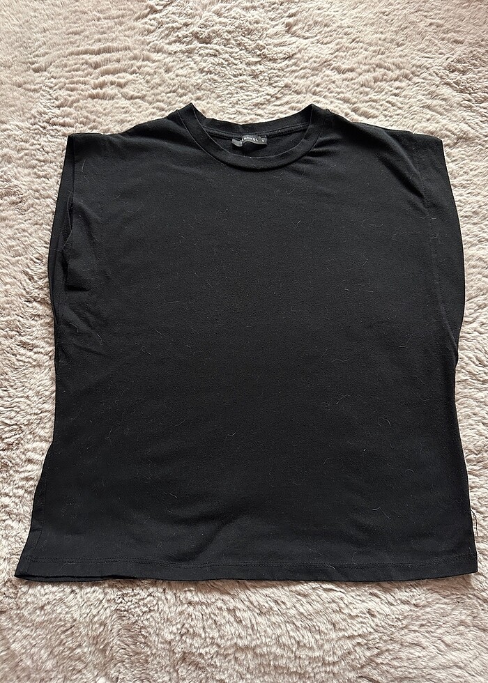 Siyah vatkalı görünümlü tişört - Görsel 3