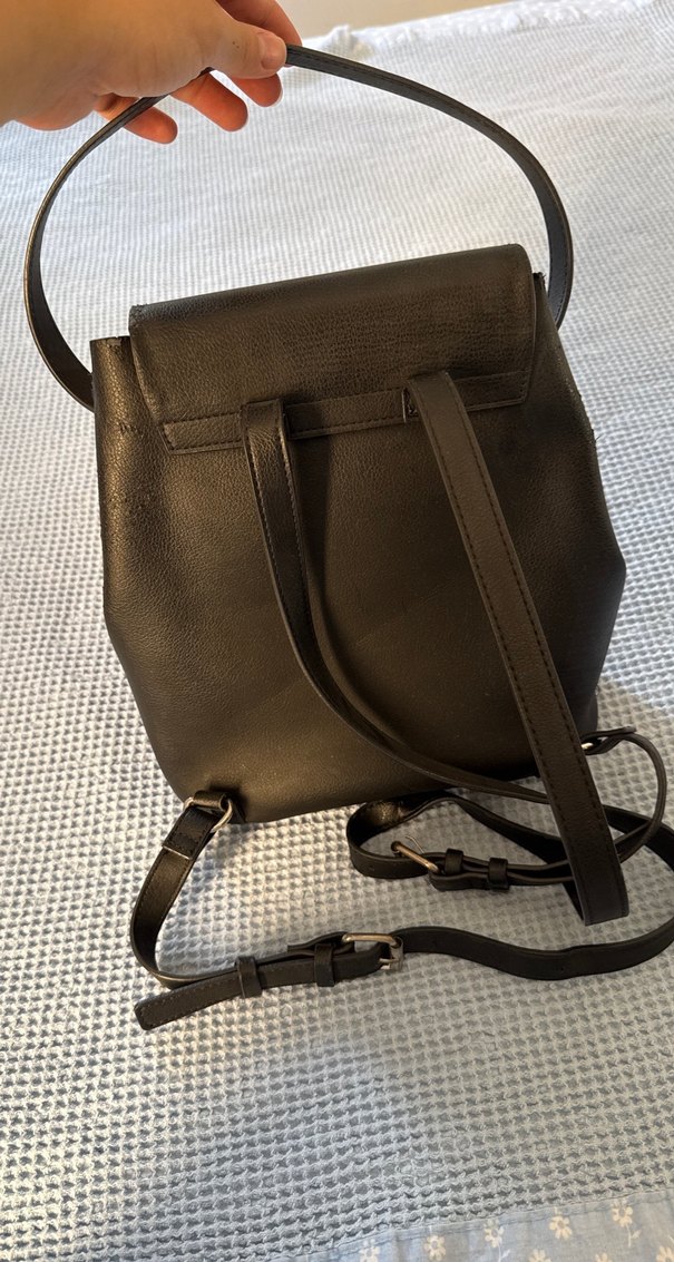 Minimalist Siyah Deri Kadın Sırt Çantası - Görsel 3