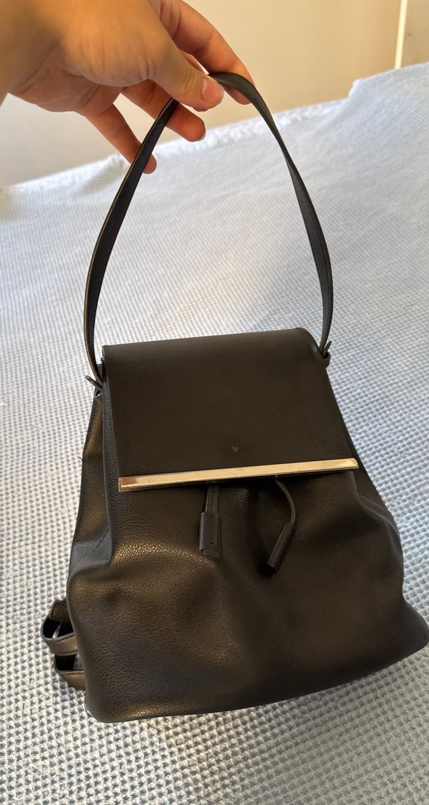 Minimalist Siyah Deri Kadın Sırt Çantası - Görsel 2