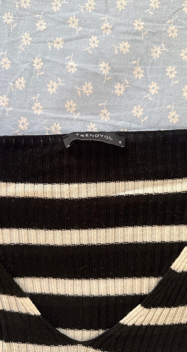 Kadın Siyah Beyaz Çizgili V Yaka Triko Kazak - Görsel 3
